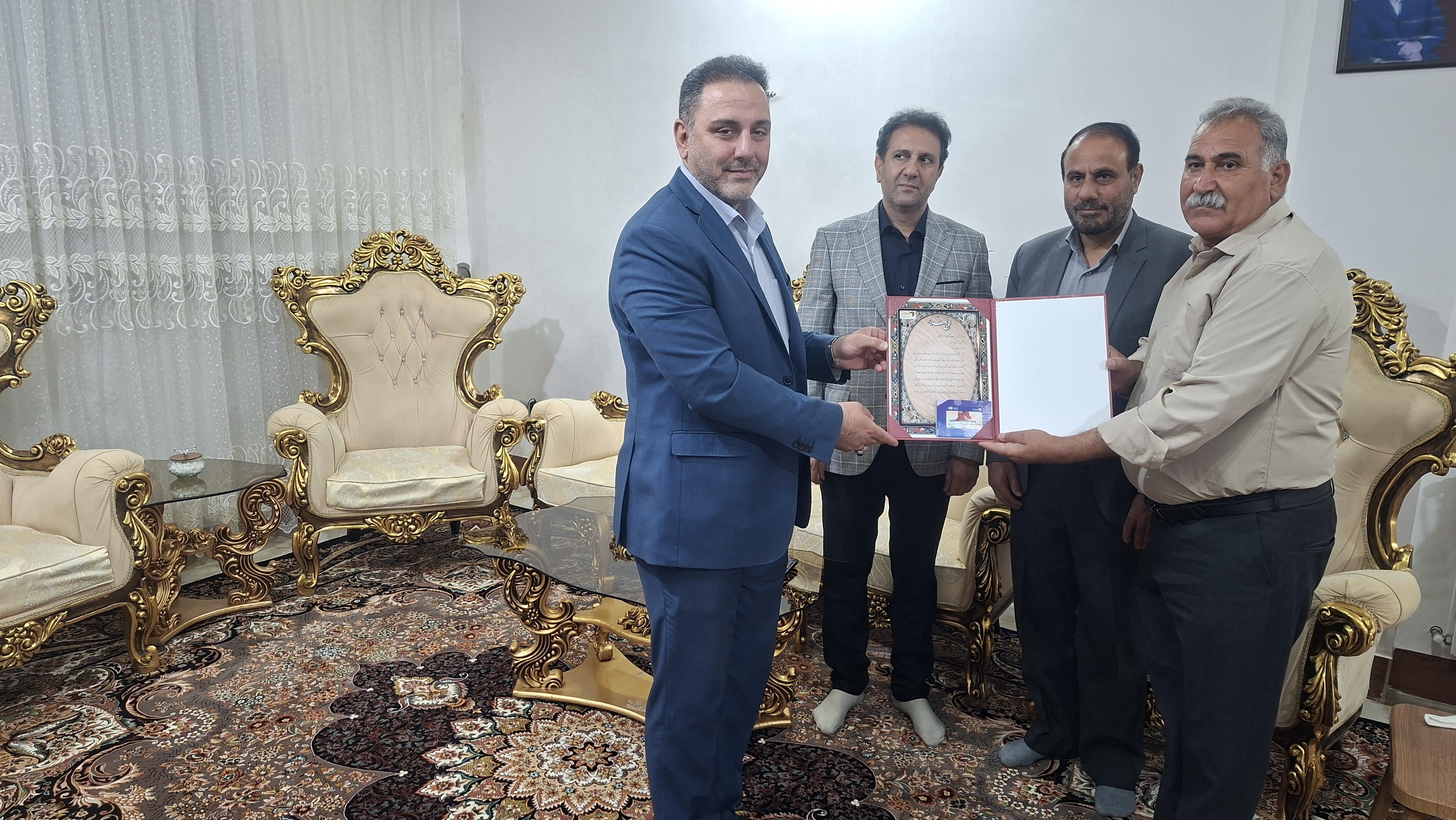 از جانباز شیمیایی و آزاده بازنشسته اداره کل تعاون،کار و رفاه اجتماعی کرمانشاه تجلیل شد.