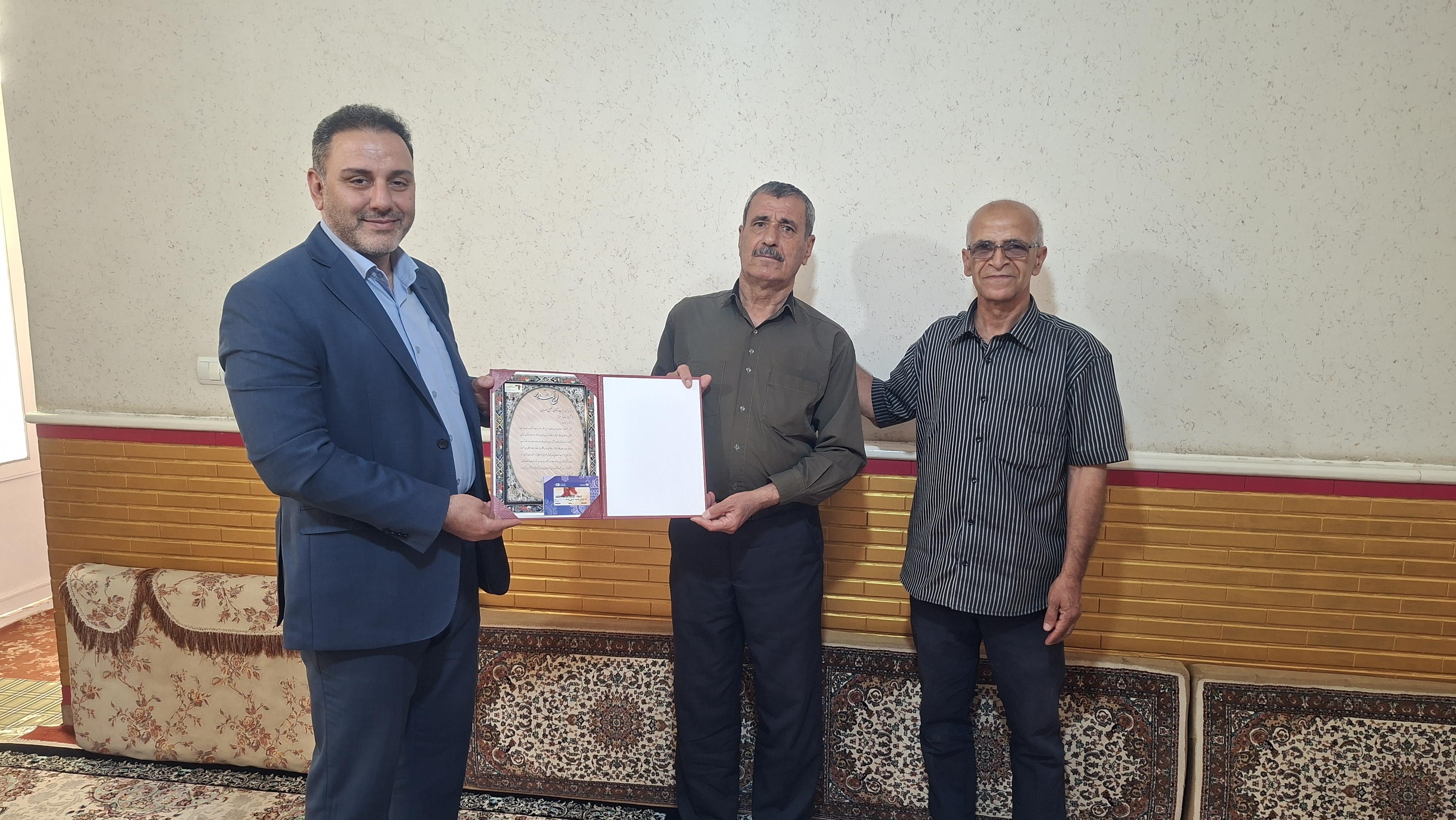 از جانباز ۵۰ درصد و آزاده بازنشسته اداره کل راه و شهرسازی کرمانشاه تجلیل شد