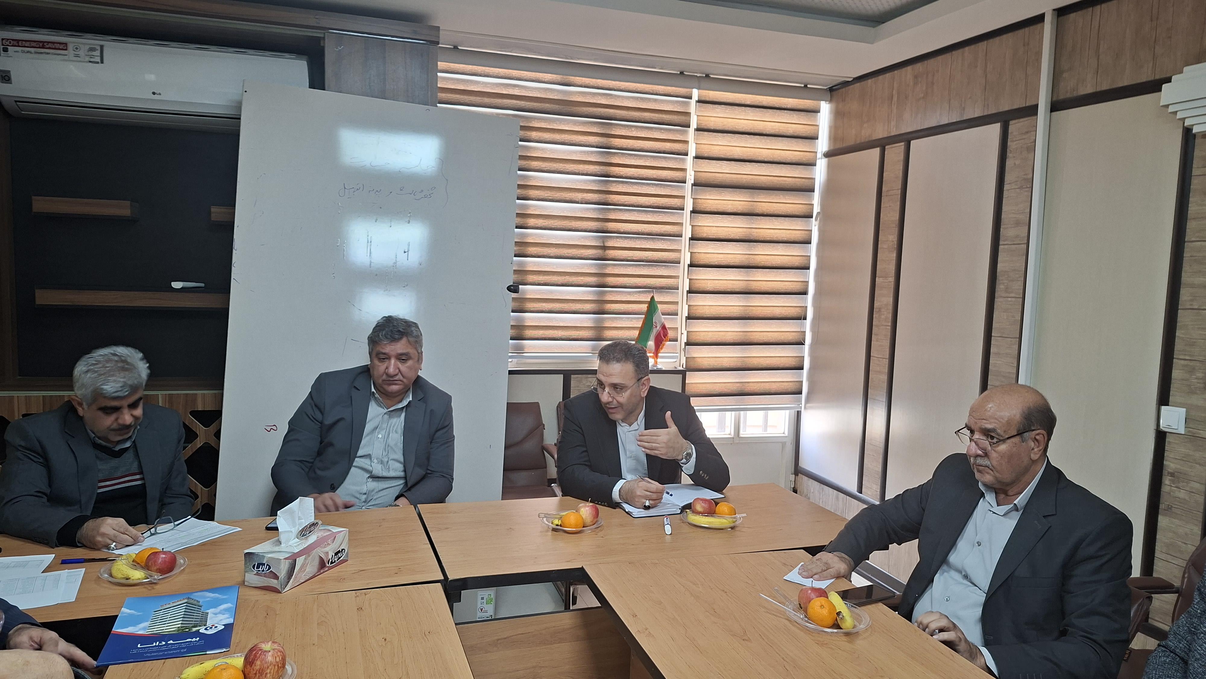 نشست هم اندیشی مدیر صندوق و روسای کانون‌های استان کرمانشاه با مدیر شرکت بیمه دانا