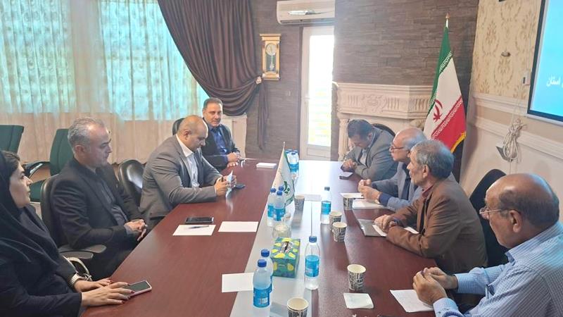 نشست هم‌اندیشی مدیر صندوق و روسای کانون‌های استان کرمانشاه با مدیر بیمه دی