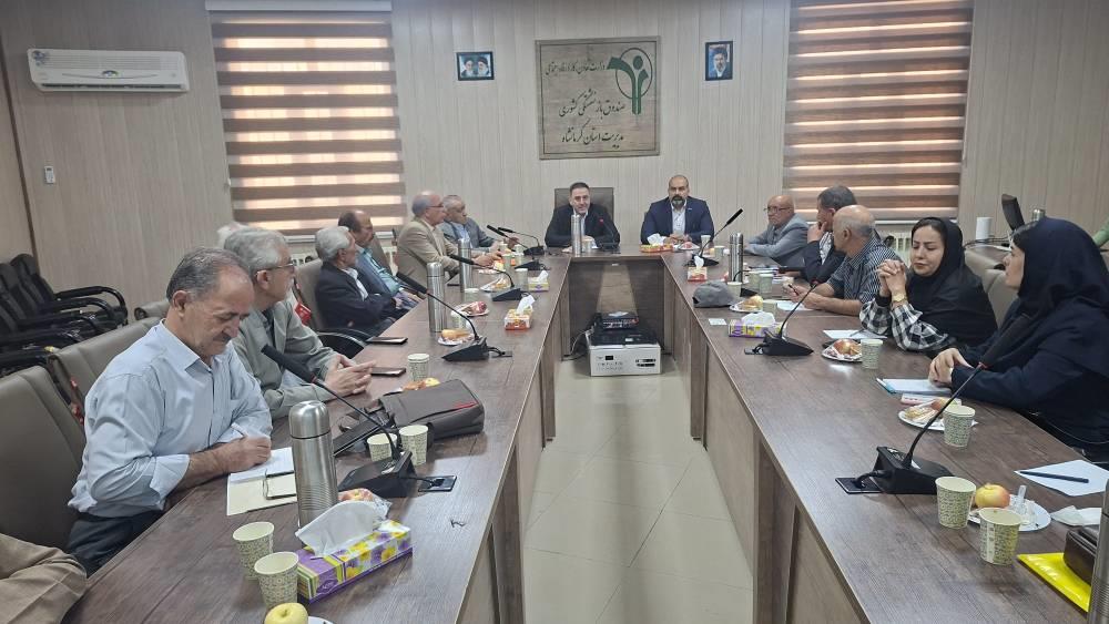 نشست هم‌اندیشی روسای کانون‌های بازنشستگی کرمانشاه با مدیر شعبه بیمه دی