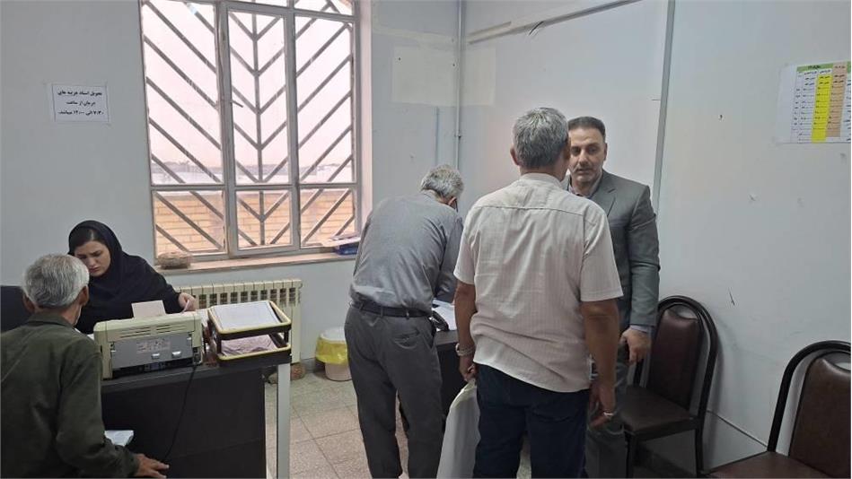 بازدید سرزده مدیر صندوق بازنشستگی کرمانشاه و اعضای کمیته نظارت از مراکز پذیرش اسناد