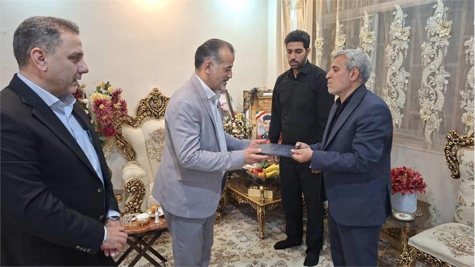 دیدار مدیرکل امور استانها و مدیر صندوق بازنشستگی کرمانشاه با خانواده شهید «یوسف مرادی»