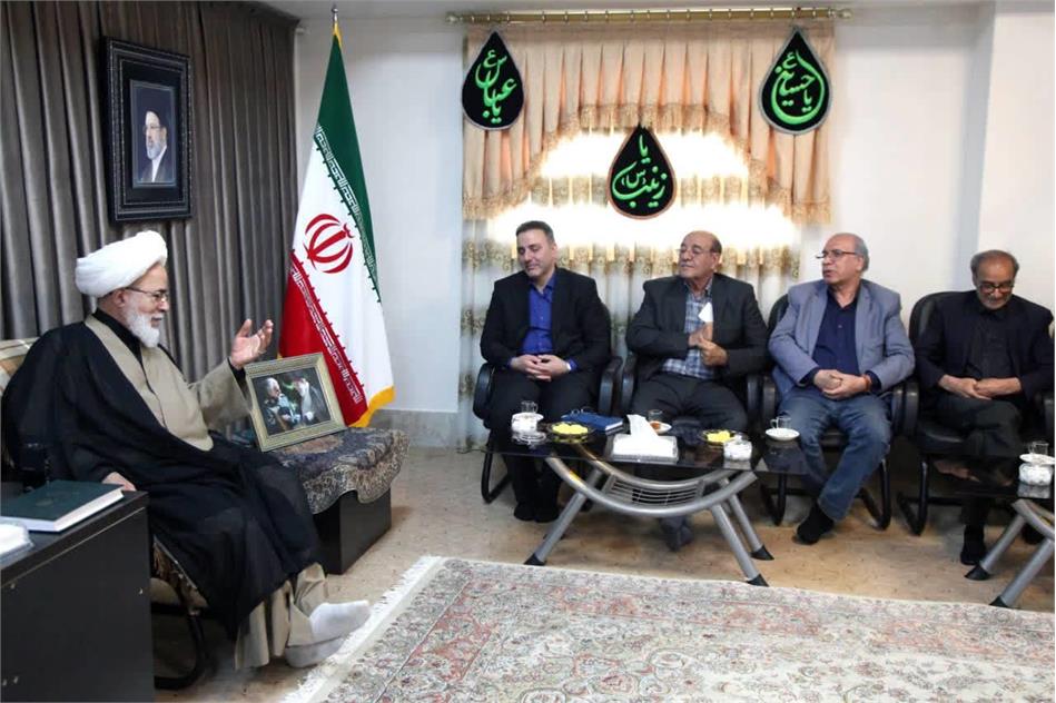 نشست هم‌اندیشی مدیر صندوق و روسای کانون‌های بازنشستگی کرمانشاه با نماینده ولی‌فقیه در استان